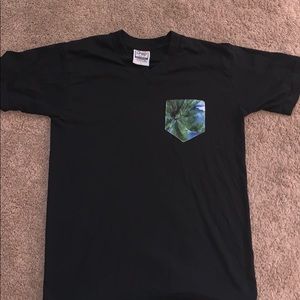 Pocket Punt Black V-Neck Palm Tree T-Shirt Size: S